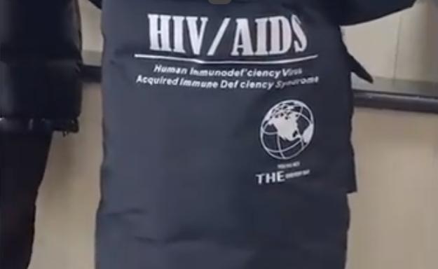 乐鱼电竞病院内一儿童装束印有艾滋英文激发质疑拍摄者：如此很欠妥(图2)