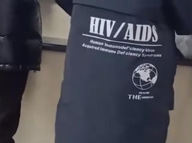 乐鱼电竞病院内一儿童装束印有艾滋英文激发质疑拍摄者：如此很欠妥(图3)